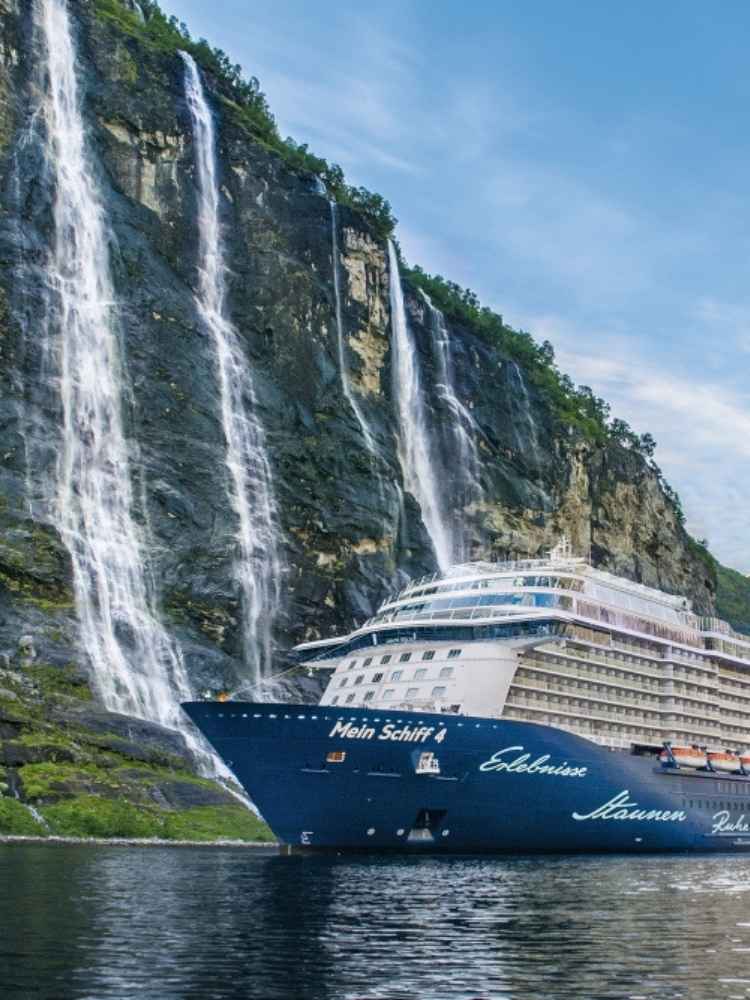 Kreuzfahrt Norwegen durch Fjordlandschaft mit Wasserfällen