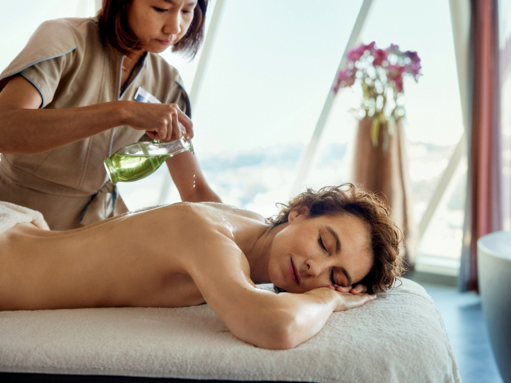 Massage im SPA & Meer Bereich an Bord der Mein Schiff während einer Wellnessbehandlung