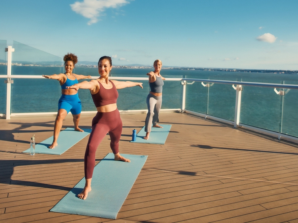 Yoga Kurs an Deck der Mein Schiff mit Meerblick während der Kreuzfahrt
