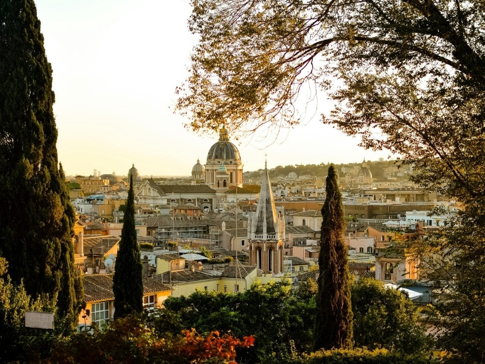 Panoramablick über die Altstadt von Rom in Italien mit historischen Gebäuden und Kuppeln bei Sonnenuntergang