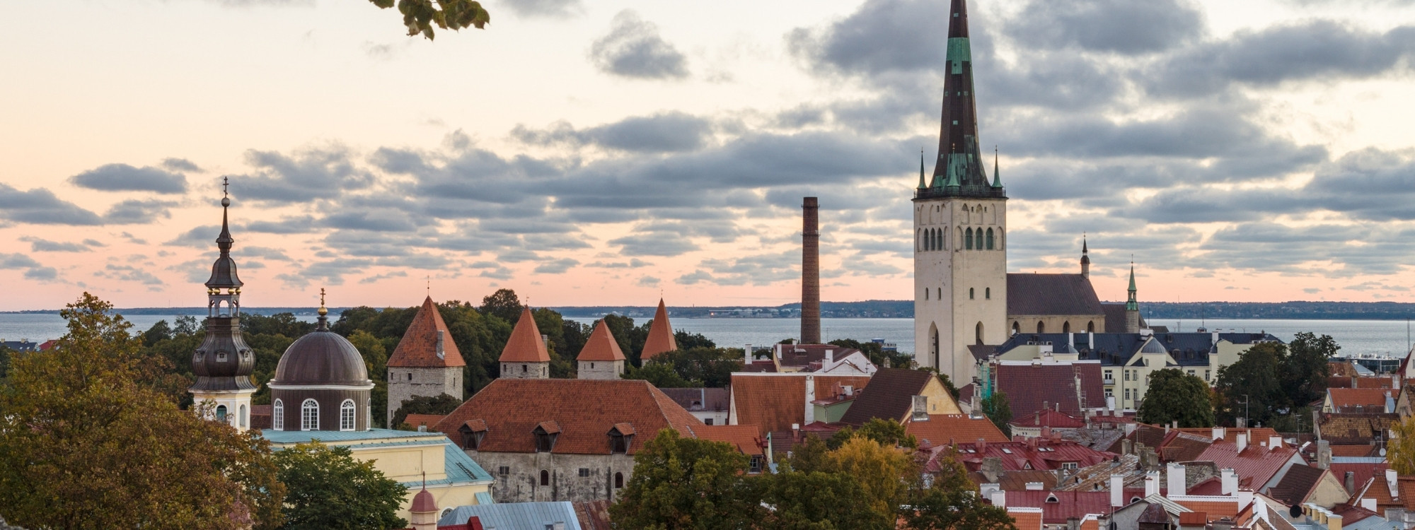 Altstadt von Tallinn in Estland bei Sonnenuntergang während einer Ostsee Kreuzfahrt