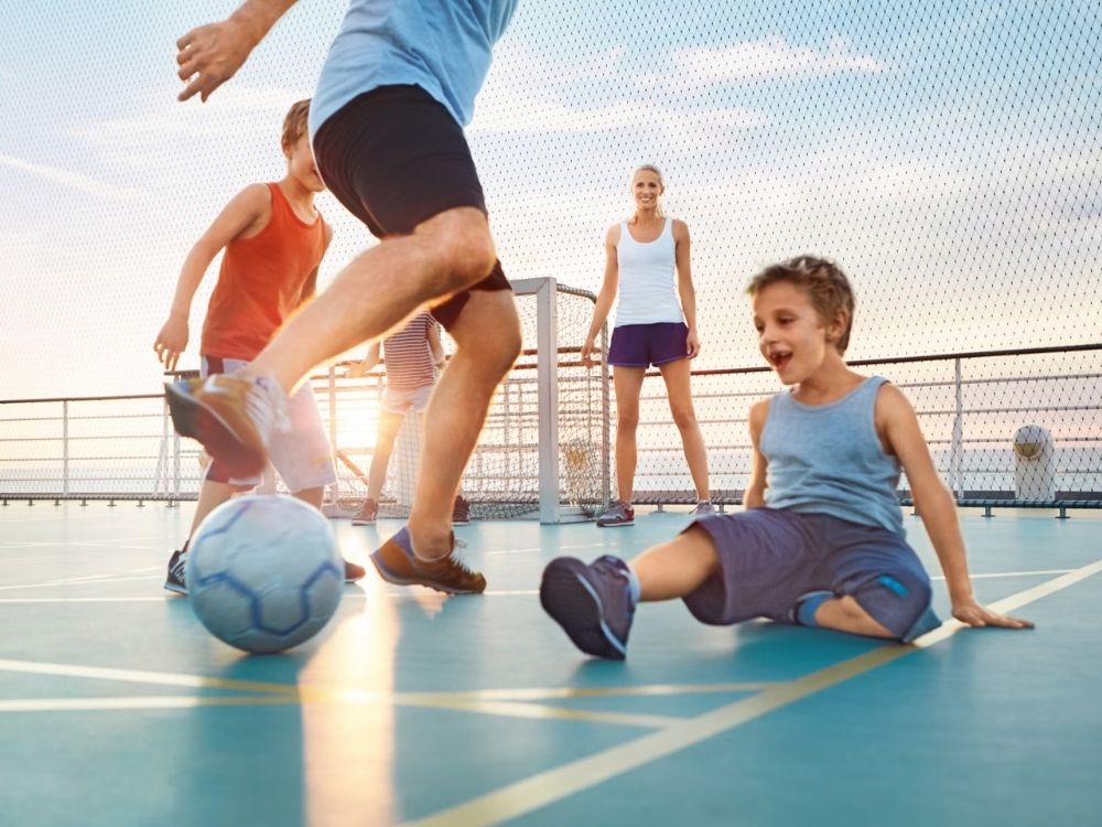 Kinder spielen Fußball an Bord eines AIDA Kreuzfahrtschiffs