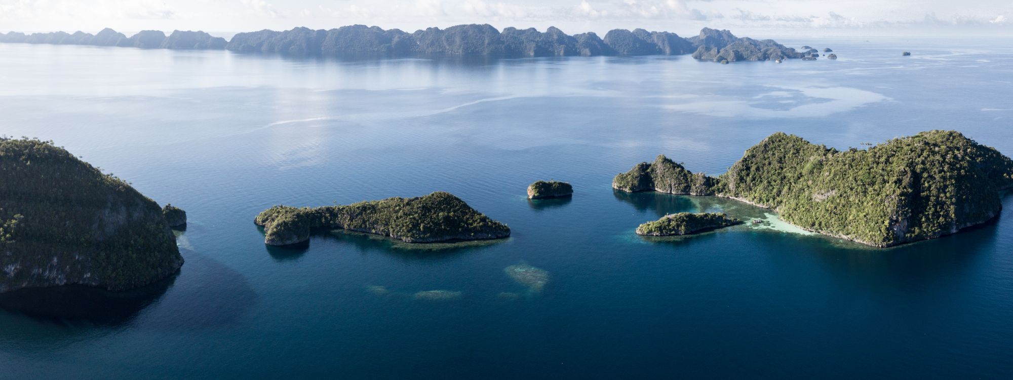 Inselwelt in Indonesien mit türkisblauem Wasser und tropischen Landschaften