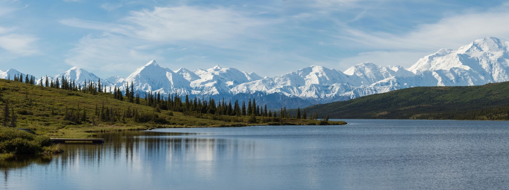 Bergpanorama in Alaska und Kanada mit schneebedeckten Gipfeln und ruhigem See