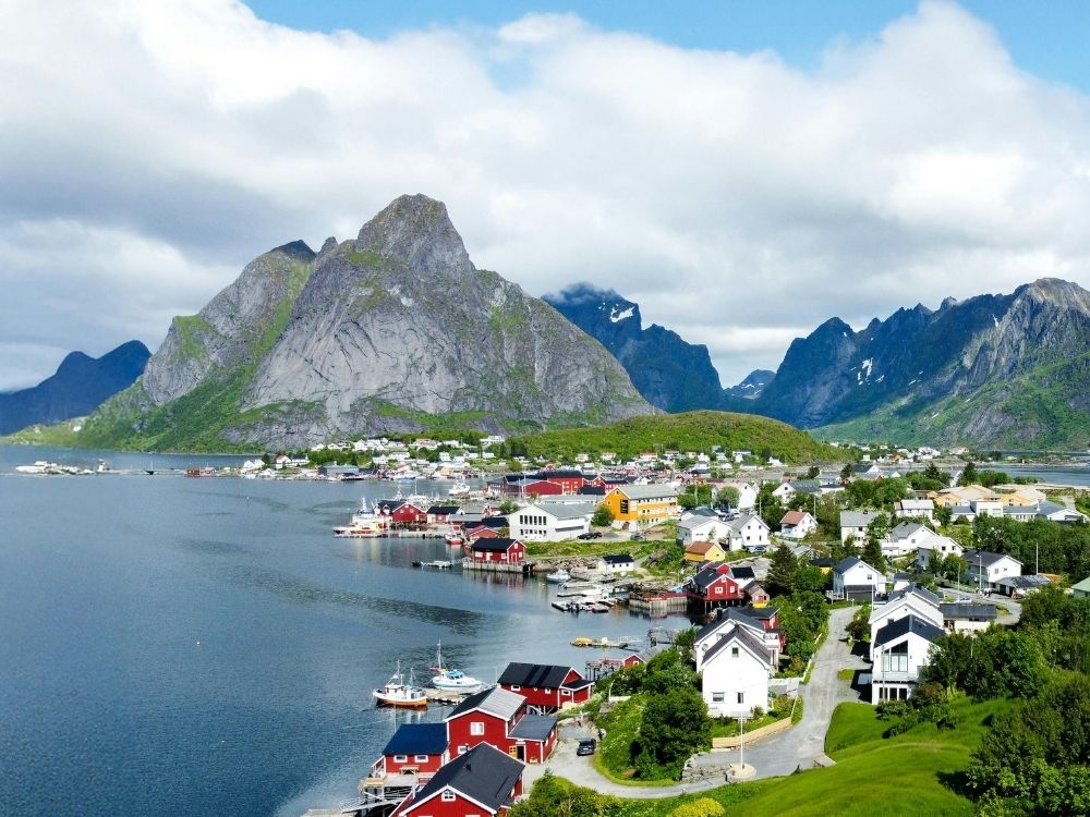 Fjordlandschaft mit Ort Flåm in Norwegen während einer Kreuzfahrt