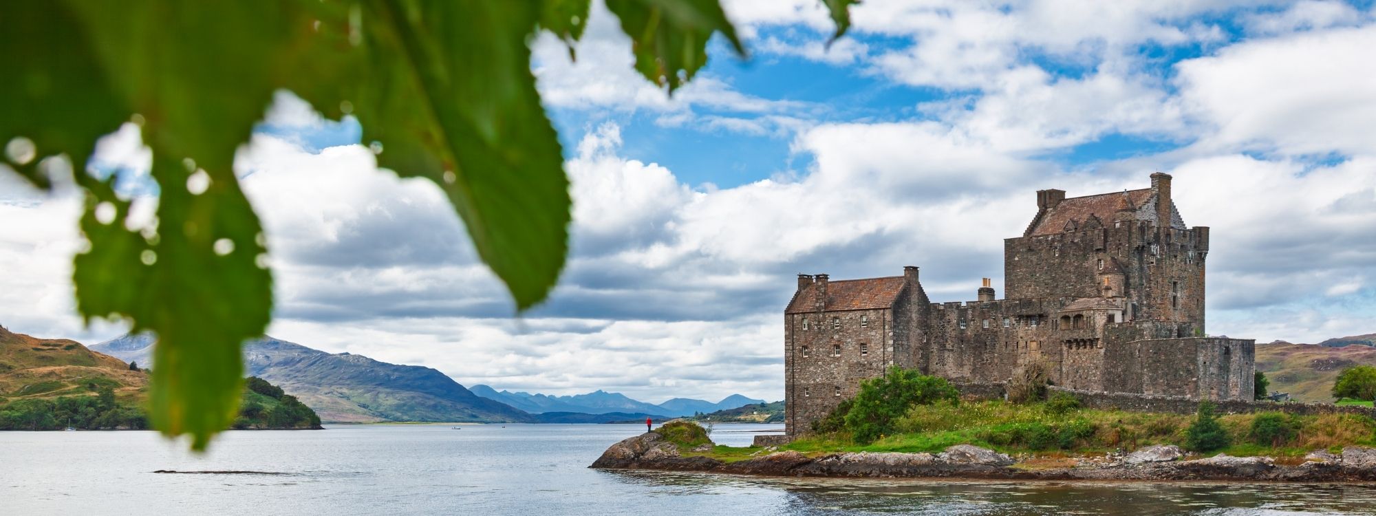 Schottisches Schloss am See in den Highlands