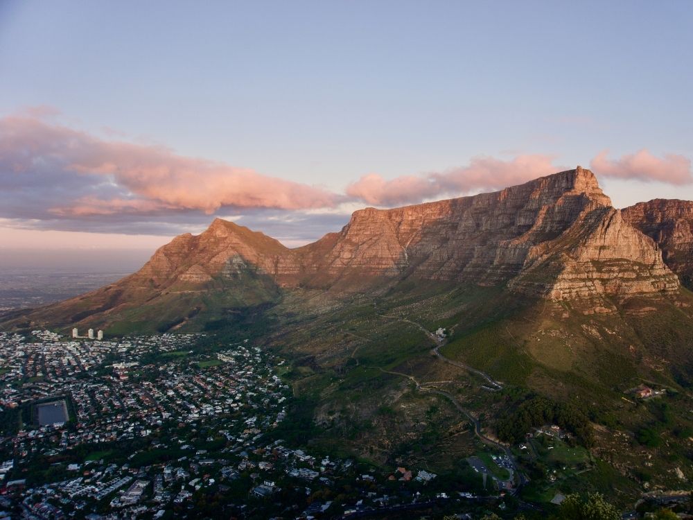 Panoramablick auf Kapstadt mit dem Tafelberg bei Sonnenuntergang