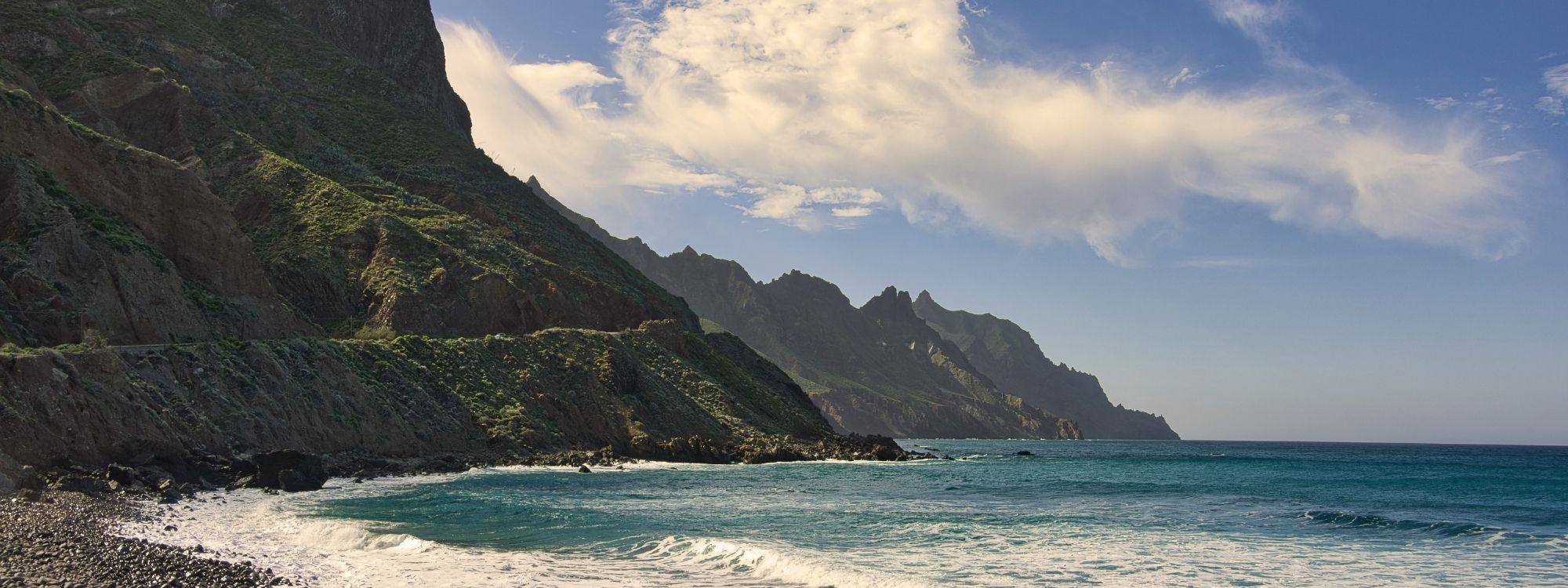 Küstenlandschaft auf Teneriffa mit Felsen, Meer und Wellen
