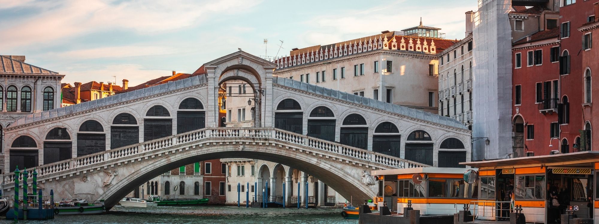 Blick auf den Petersdom in Rom – ikonische Architektur und kulturelles Herz Italiens, häufiges Highlight von Mittelmeer-Kreuzfahrten